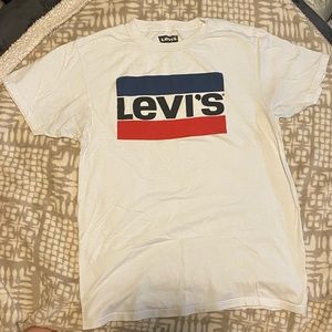 Levi’s tee short-sleeve. (Men’s medium)
